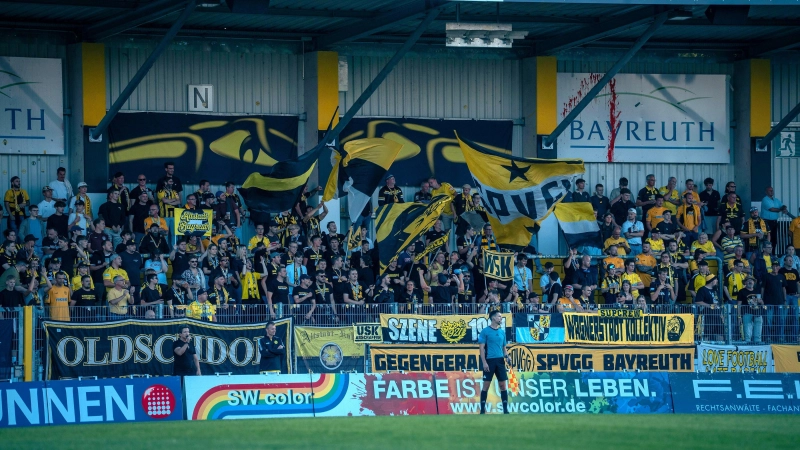 Mit Unterstützung ihrer Fans (Bild) will die SpVgg Bayreuth nach der unglücklichen Niederlage beim TSV 1860 München im Heimspiel gegen den VfB Eichstätt auf die Erfolgsspur zurückkehren. (Foto: SpVgg Bayreuth/Simon Helfensdörfer)