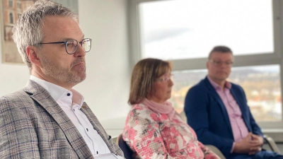 Geringe Kapazitäten, dafür große Sorgen um ihre Schulen: von links die Schulleiter Franz Eisentraut (GCE), Ursula Graf (RWG) und Martin Schmidt (WWG) bei einer Medienrunde mit der Bayreuther Rathausführung. (Foto: Lenkeit)