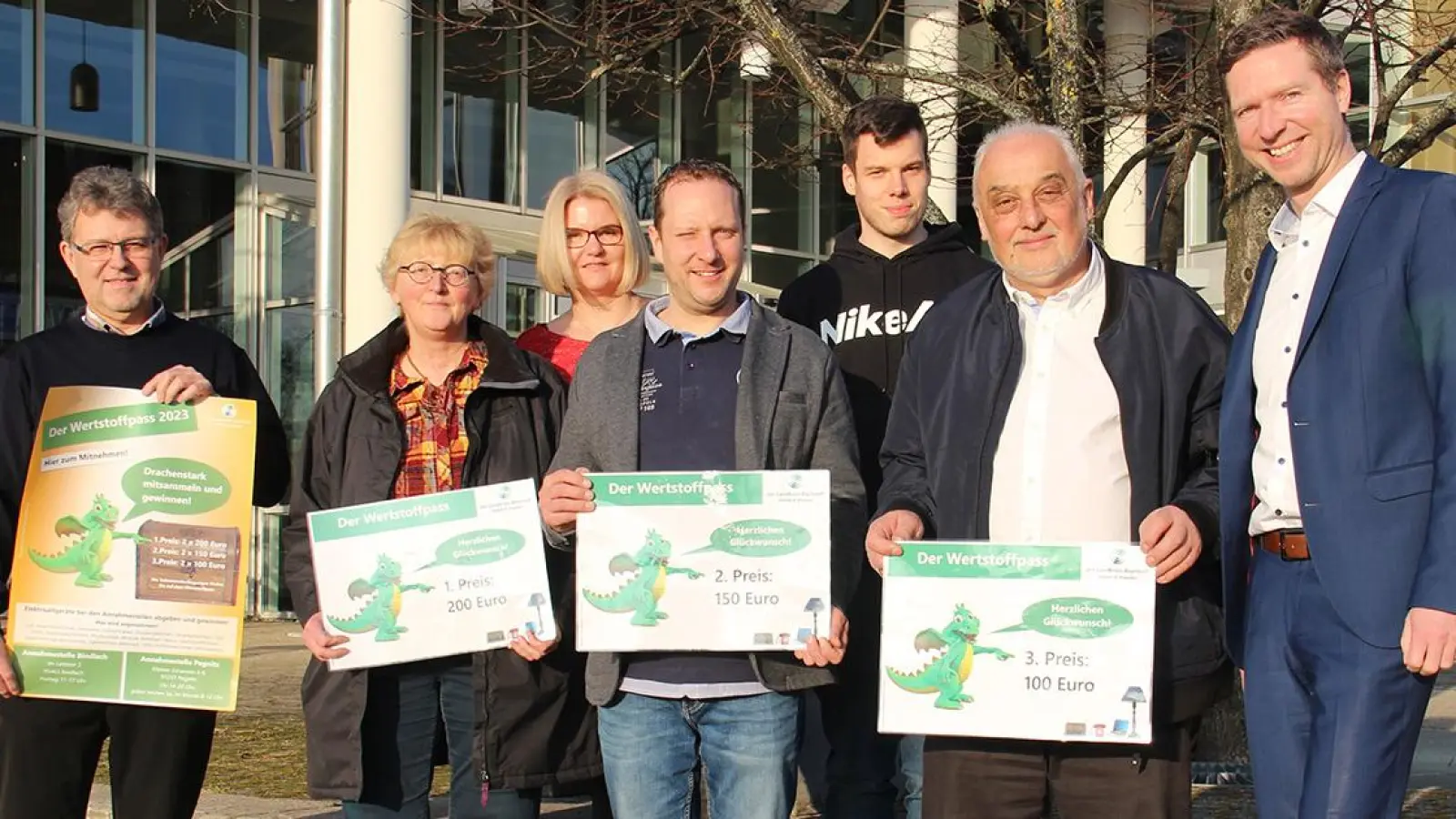 V.l.: Dr. Peter-Michael Habermann (Leiter des Fachbereichs Abfallwirtschaft im Landratsamt), Frau Petra Seifert, Janet Schönknecht (Abfallberaterin im Landratsamt), Hans Glenk, Christian Bittner (Mitarbeiter der Abfallwirtschaft im Landratsamt), Horst Kolb und Landrat Florian Wiedemann. (Foto: red)