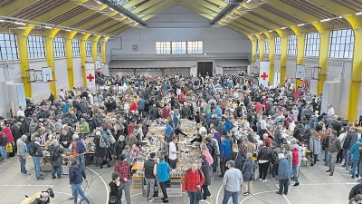 Der Flohmarkt des Lions-Club in der Rotmainhalle bei einer vergangenen Auflage. (Foto: red)