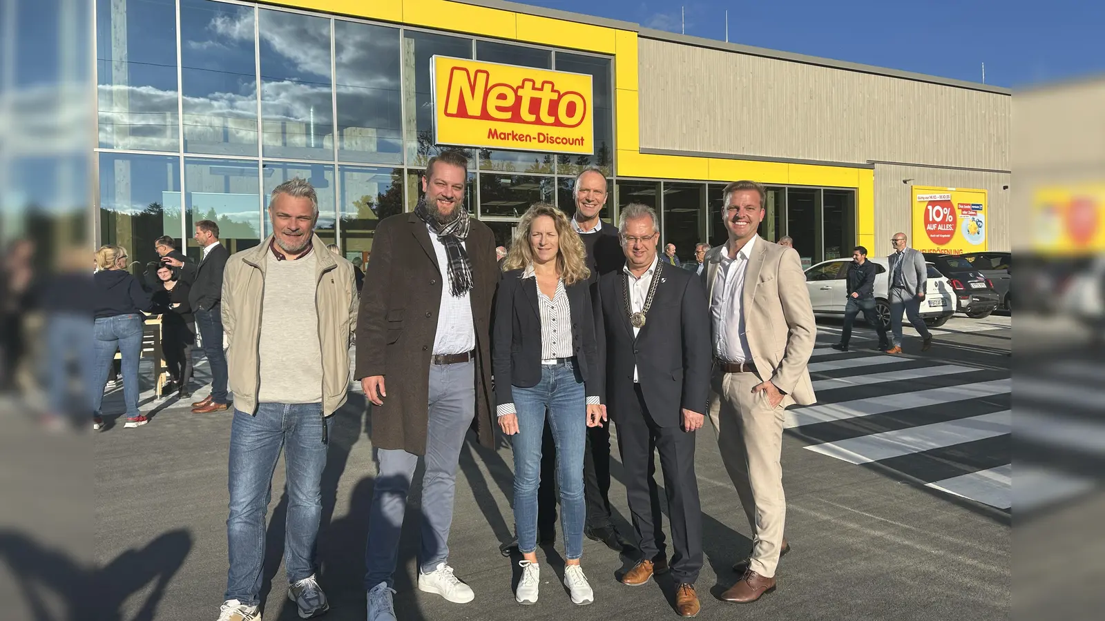 V.l.: Frank Schlieder von Ratisbona, Peter J. Frankerl, Regionalleiter Netto, Katrin Christoph, Ratisbona Regionalleiterin Süd und Architektin, Michael Körber, Geschäftsführer Markgrafen-Getränkevertrieb-GmbH, Bürgermeister Martin Dannhäußer und Sebastian Theissen, Prokurist Markgrafen Getränkevertrieb.  (Foto: jm)