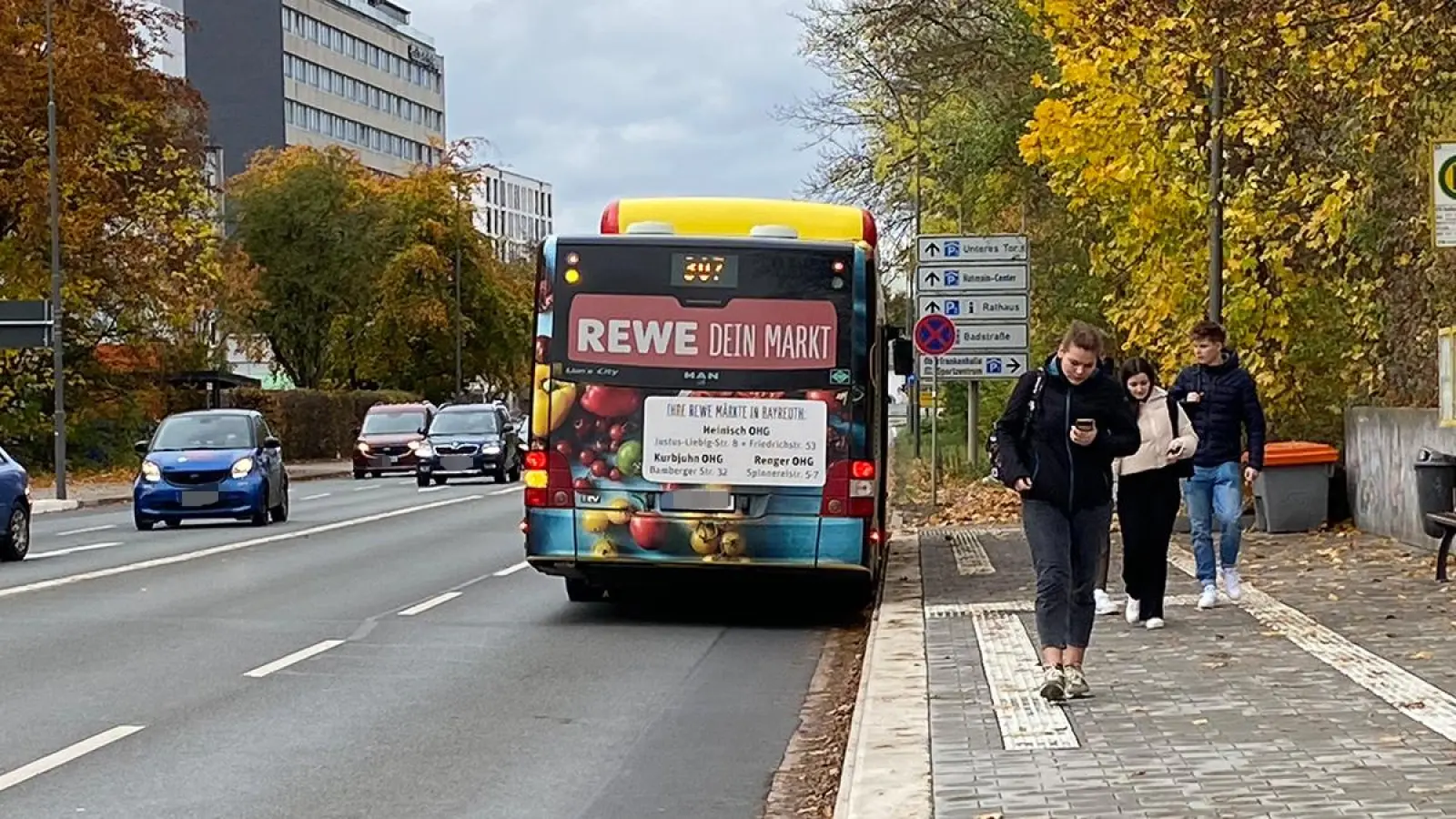 Bushaltestelle am Sportpark: Ab sofort Fahrspur statt BUcht. (Foto: Lenkeit)