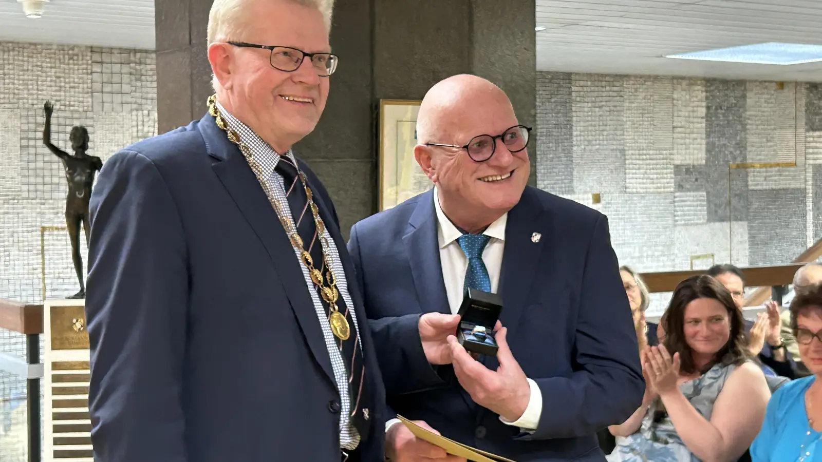 Im voll besetzten Foyer des Rathauses, verabschiedete sich Ulrich Pfeifer nach vielen Jahren aus seinem Berufsleben. Er erhielt den Goldenen Ehrenring der Stadt Bayreuth. (Foto: gmu)