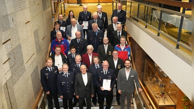 Am Donnerstagabend hat Oberbürgermeister Dr. Andreas Zippel zahlreiche Mitglieder der Hilfsorganisationen in der Stadt Bayreuth für ihr jahrzehntelanges Engagement ausgezeichnet. (Foto: Stadt Bayreuth)