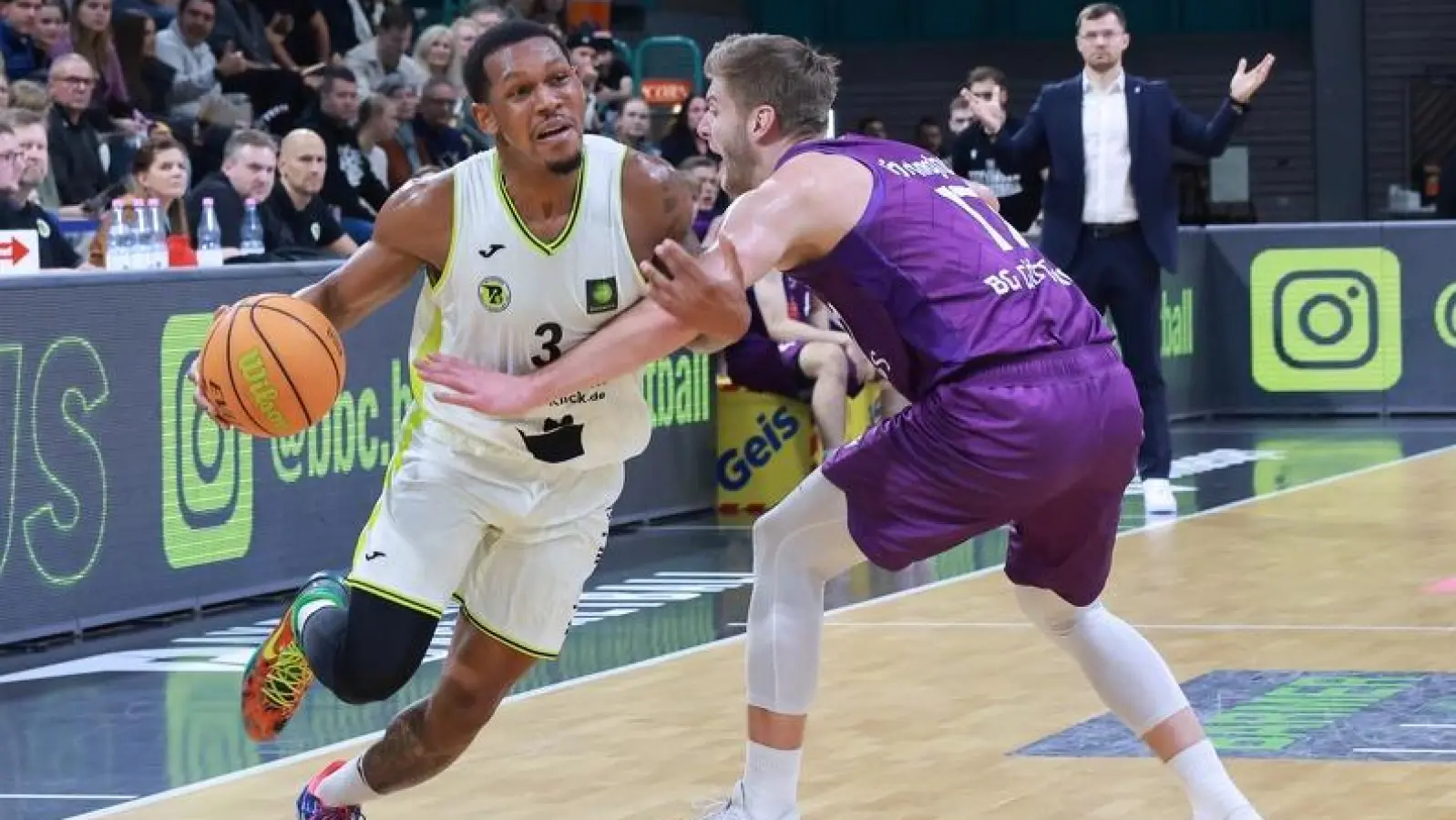 Einen großen Kampf will der BBC Bayreuth am Samstag auch bei der BG Göttingen liefern. Im Bild eine Szene aus dem Hinspiel, Rayshawn Mart (links) setzt sich gegen Mathis Mönninghoff durch.<br> (Foto: BBC Bayreuth/Peter Kolb)