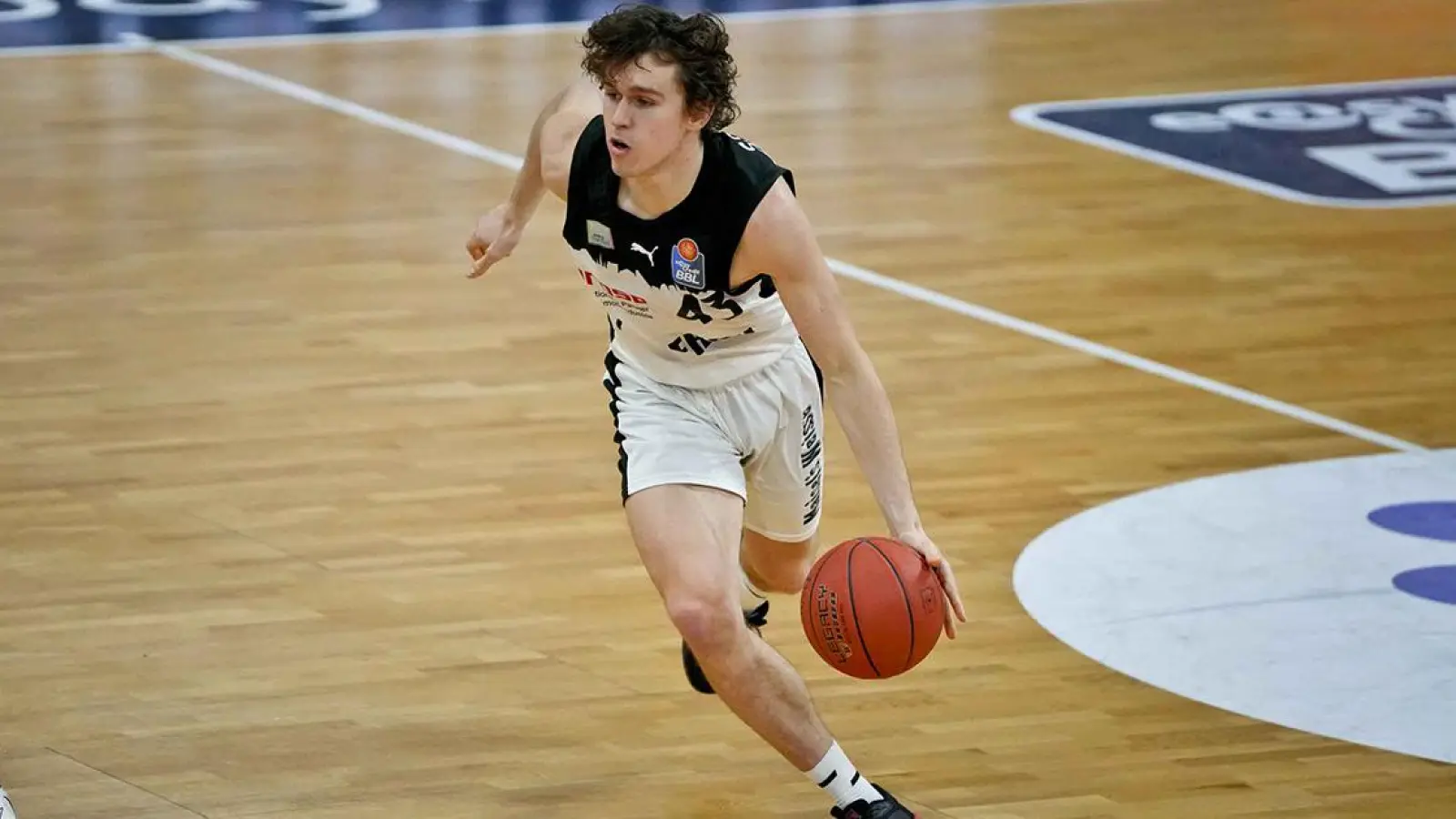 Ignas Sargiunas von medi Bayreuth im Spiel gegen die Würzburg Baskets. (Foto: Ochsenfoto.de)