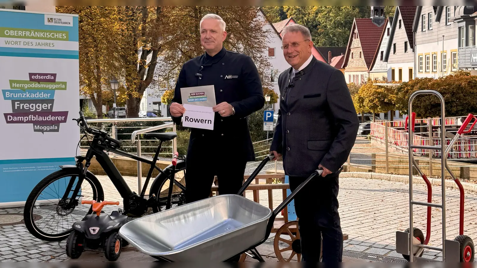 Bezirkstagspräsident Henry Schramm gemeinsam mit Sternekoch Alexander Herrmann bei der Verkündung des Oberfränkischen Wort des Jahres 2025 „Rowern“.  (Foto: Sebastian Wolf)