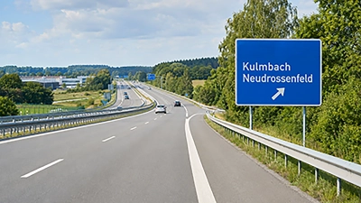 Bei einem Verkehrsunfall auf der A70 ist ein 22-jähriger Autofahrer schwer verletzt worden. (Foto: Erstellt mit KI)