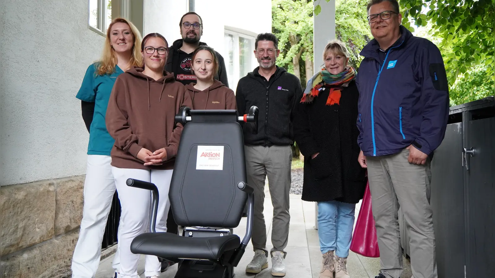 Einen nagelneuen Treppensteiger übergaben der RSV und das rehateam Bayreuth an das Team der „Praxis am Main”. (Foto: RSV Bayreuth)