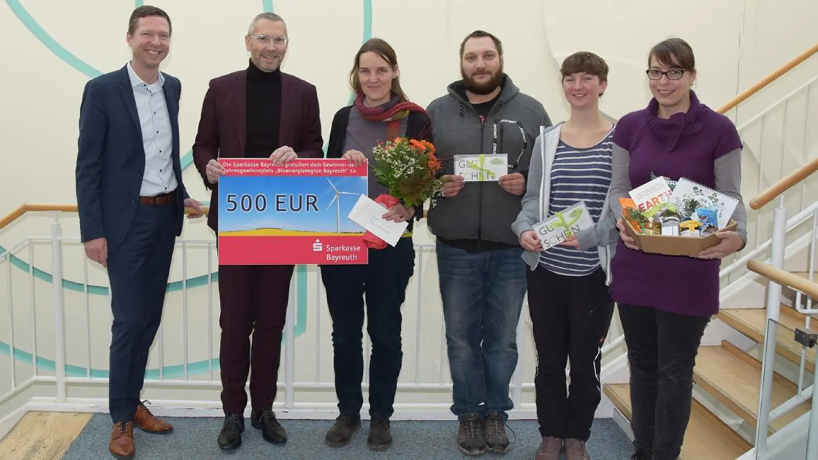v.l.: Landrat Florian Wiedemann, Bernd Rothammel (Leiter Klimamanagement), die Gewinner Hohanna Littschwager, Patrick Walther und Urte Bauer &amp; Carola Kiene (Klimaschutzmanagement). (Foto: Lenkeit)