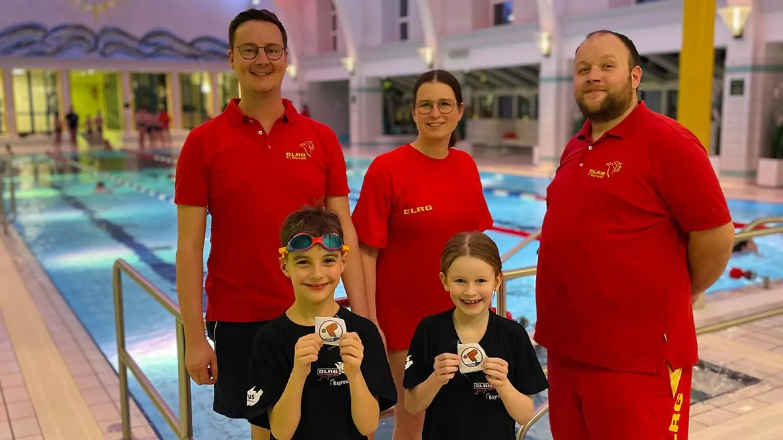von links hinten: Thomas Schmid, Vorsitzender DLRG Bayreuth, Heike Naber, Stellv. Vorsitzende und Christian Döres, Stellv. Vorsitzender, sowie Rafael und Mia, beide sichere Schwimmer mit dem Deutschen Schwimmabzeichen in Bronze. (Foto: red)