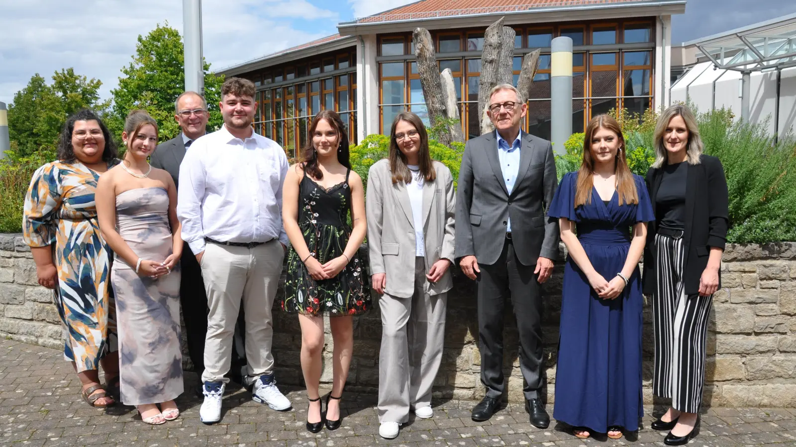 V.l.: Fachausbilderin Lea Zurek, Dilara Achmet, Fachausbilder Ralf Sommermann, Joel-Leon Würl, Sarah Popp, Jasmin Strobl, Agenturleiter Sebastian Peine, Julia Haas und Fachausbilderin Stefanie Stiefler. (Foto: red )