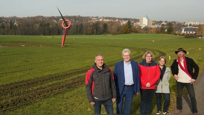 Die Großskulptur „Indikator“ auf der Wiese des Bezirkslehrguts erstrahlt in neuem Glanz. Darüber freuen sich (v. li.) Harald Ott, stellvertretender Leiter der Landwirtschaftlichen Lehranstalten des Bezirks Oberfranken, Oberbürgermeister Thomas Ebersberger, Martina Clemens, Verwaltungsleiterin des Bezirkslehrguts, Kulturamtsleiterin Sabine Hacker und Künstler Hannes Neubauer. (Foto: Stadt Bayreuth)