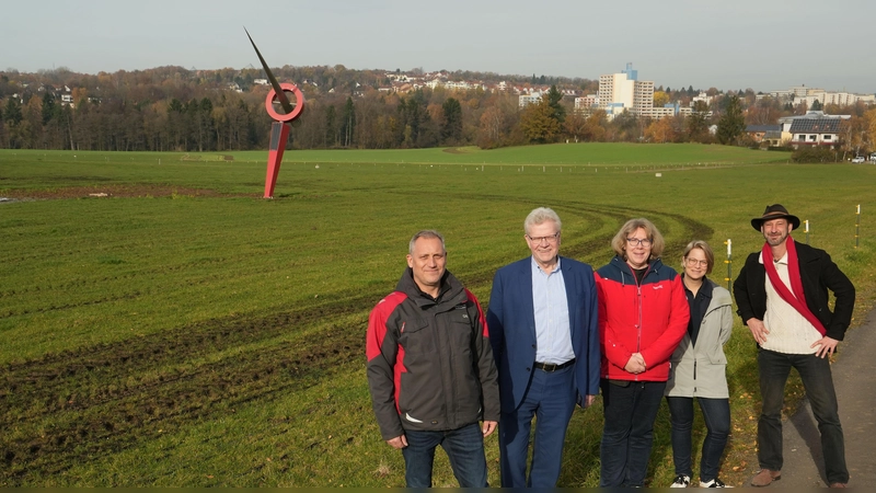 Die Großskulptur „Indikator“ auf der Wiese des Bezirkslehrguts erstrahlt in neuem Glanz. Darüber freuen sich (v. li.) Harald Ott, stellvertretender Leiter der Landwirtschaftlichen Lehranstalten des Bezirks Oberfranken, Oberbürgermeister Thomas Ebersberger, Martina Clemens, Verwaltungsleiterin des Bezirkslehrguts, Kulturamtsleiterin Sabine Hacker und Künstler Hannes Neubauer. (Foto: Stadt Bayreuth)