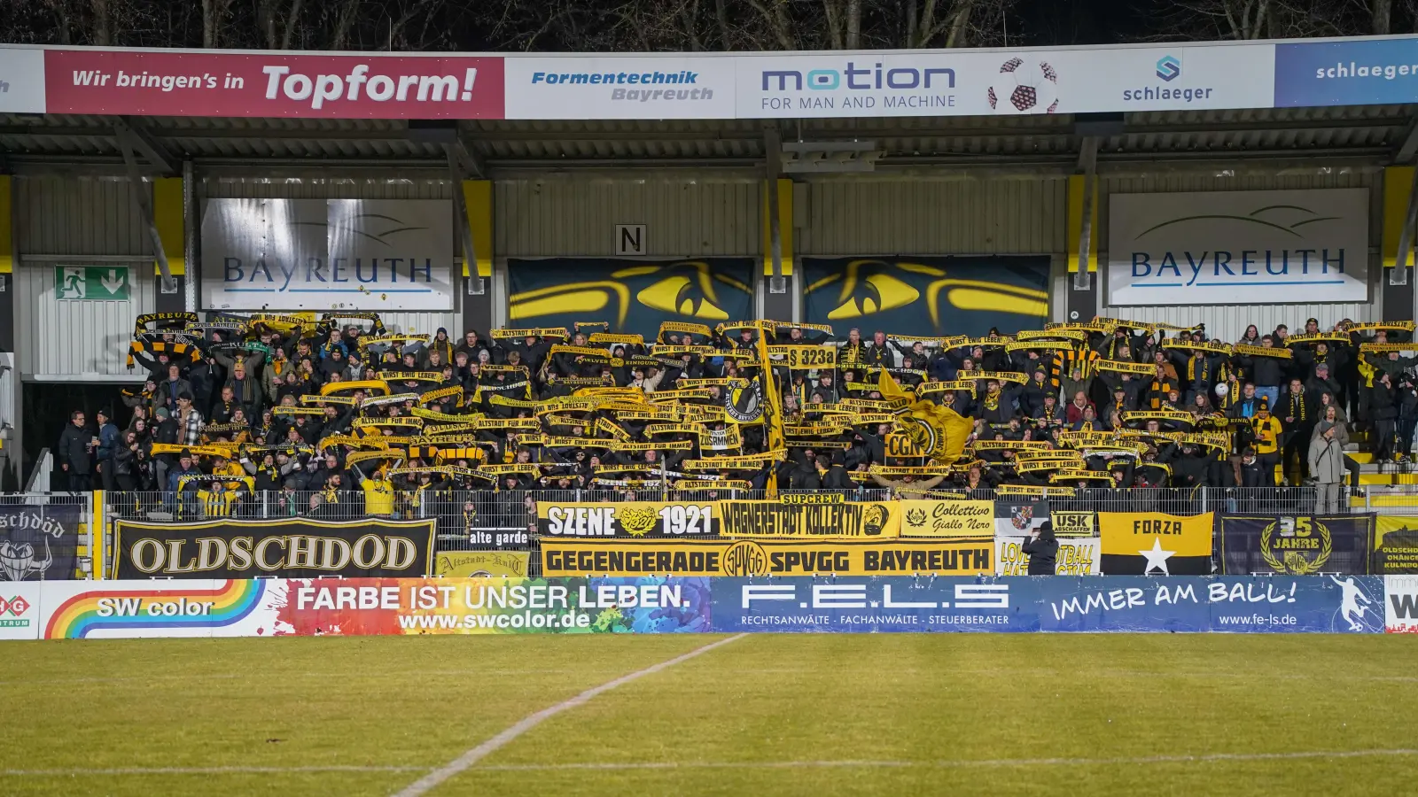 Auf eine so tolle Fanunterstützung wie beim Heimspiel gegen Aschaffenburg in der vergangenen Saison (unser Bild) hofft die Altstadt auch am kommenden Freitag Abend. (Foto: Archiv/sd)