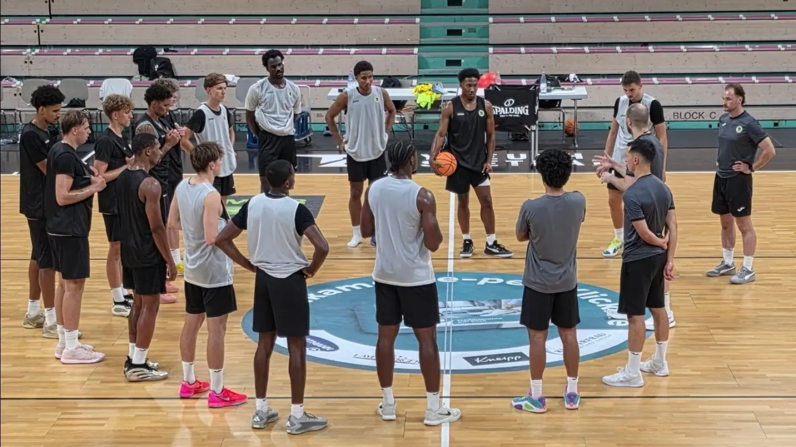 In der heimischen Oberfrankenhalle (Bild) und beim Trainingslager im tschechischen Pilsen bereitete sich das neue Team des BBC Bayreuth bislang vor. Der MpK-Cup am 5. und 6. September ist jetzt der erste Härtetest und Höhepunkt der Saisonvorbereitung. (Foto: BBC Bayreuth)