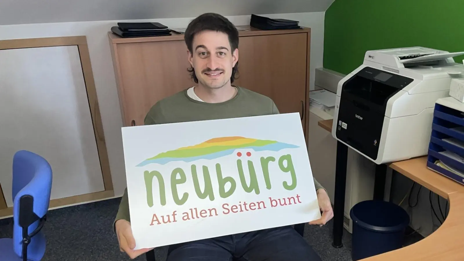 Kleines Büro - große Wirkung: ILE-Manager Philipp Herrmann operiert für die Region Neubürg aus dem Dachgeschoss des Mistelgauer Rathauses. (Foto: Horst Mayer)