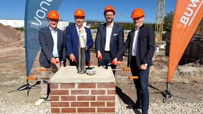  V.l.: Projektleiter Jan Christian Haas, Geschäftsführer BUWOG Udo Sauter, OB Dr. Andreas Zippel und Projektleiter Peer Ahlbach. (Foto: Dörfler)