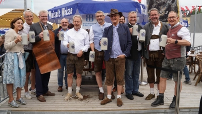 Mit zwei Schlägen zapfte Oberbürgermeister Thomas Ebersberger (dritter von links) das erste Fass Volksfestbier an. Mit im Bild Stadträte und Vertreter der Schausteller und der Brauerei. (Foto: sd)