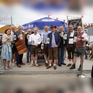 Mit zwei Schlägen zapfte Oberbürgermeister Thomas Ebersberger (dritter von links) das erste Fass Volksfestbier an. Mit im Bild Stadträte und Vertreter der Schausteller und der Brauerei. (Foto: sd)