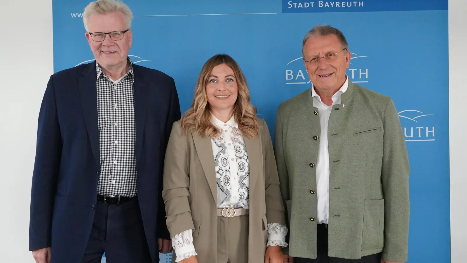 Sie freuen sich über das neue Angebot eines Pflegestützpunktes in Bayreuth: Oberbürgermeister Thomas Ebersberger, Melanie Heinlein-Lodes (AOK Bayreuth-Kulmbach) und Bezirkstagspräsident Henry Schramm. (Foto: Stadt Bayreuth&nbsp;&nbsp;)