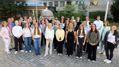 Zahlreiche neue Nachwuchskräfte begrüßte die Deutsche Rentenversicherung Nordbayern an ihrem Standort in Bayreuth, hier zusammen mit Kristine Knaus, Leiterin der Abteilung Personal (2. von rechts), Vertreterinnen des Ausbildungsbereichs Erna Raps (links außen) und Andrea Grundl (rechts außen) und Vertreter der Personalabteilung Jochen Seyferth (2. von links) (Foto: Deutschen Rentenversicherung Nordbayern)