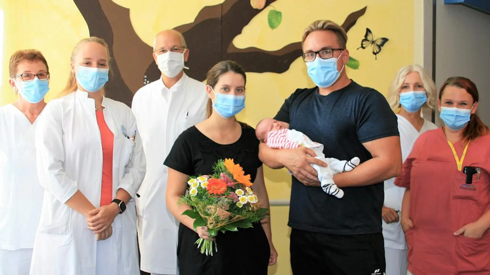 v.l.: Elvira Bock, stellvertretende Stationsleiterin, Assistenzärztin Sophia Schäfer-Rösch, Chefarzt Prof. Dr. Christoph Mundhenke, die Eltern Stephanie und Christian Will mit Tochter Leonie, Schwester Sandra und Hebamme Melanie Werft. (Foto: red)