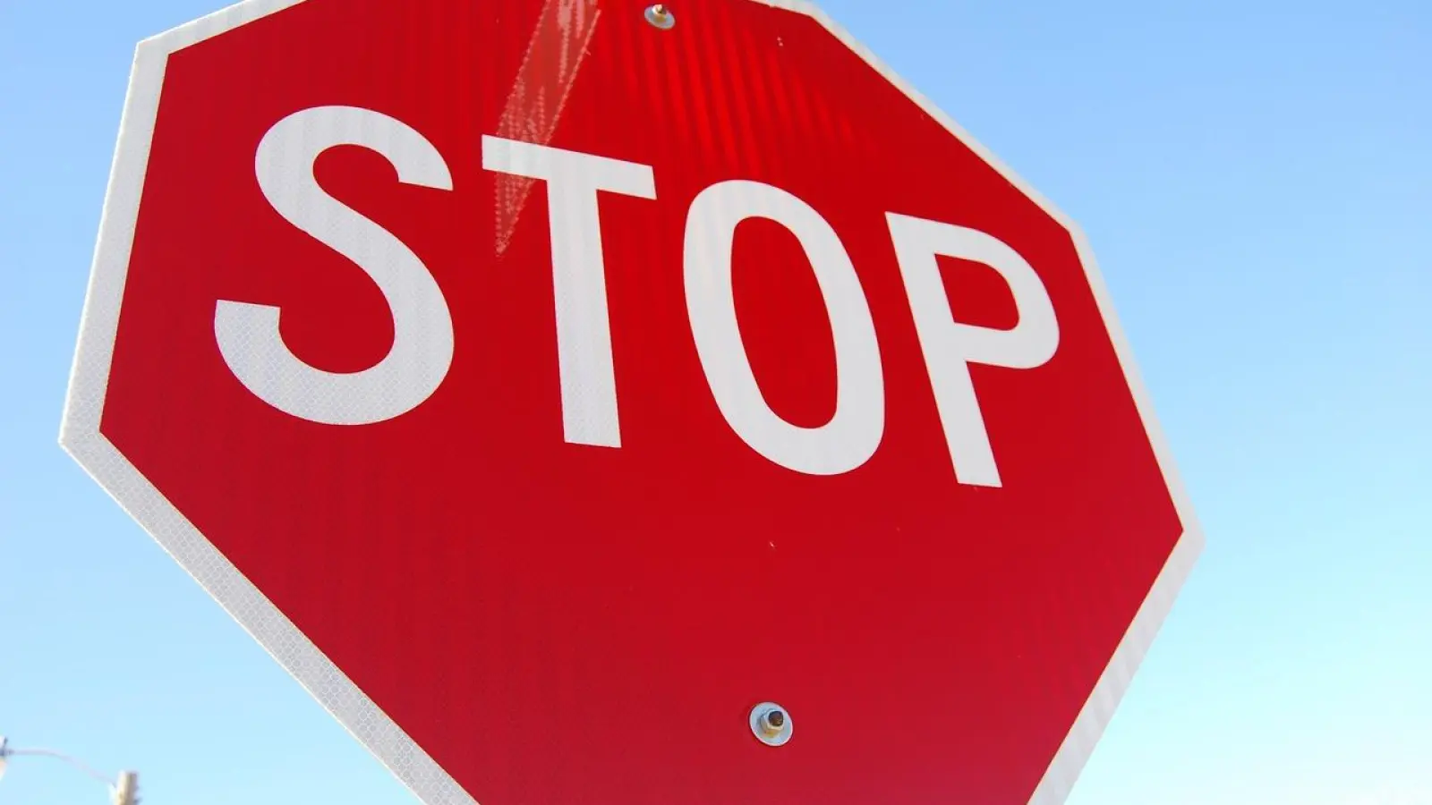 Der Mercedes-Fahrer übersah das Stoppschild.  (Foto: Pixabay)