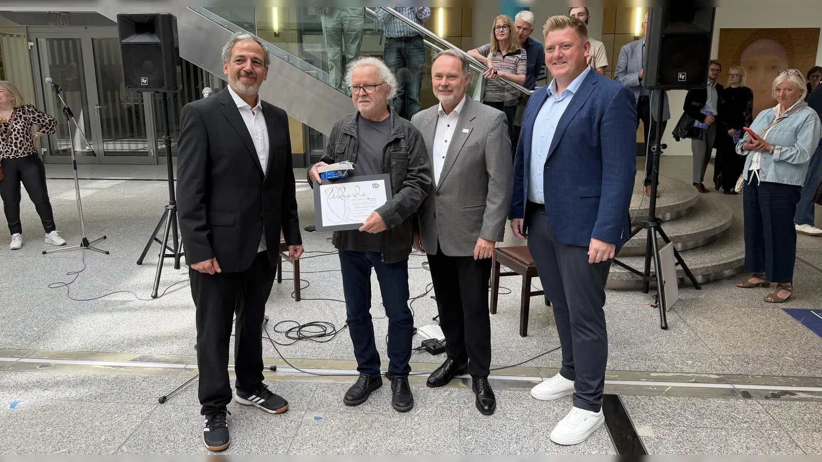 v.l.: Kunstverein-Vorsitzender Jens Wagner, diesjähriger Preisträger Werner Tögl, 3. Bürgermeister Thomas Bauske, Marco Streit von der Sparkasse.  (Foto: gmu)
