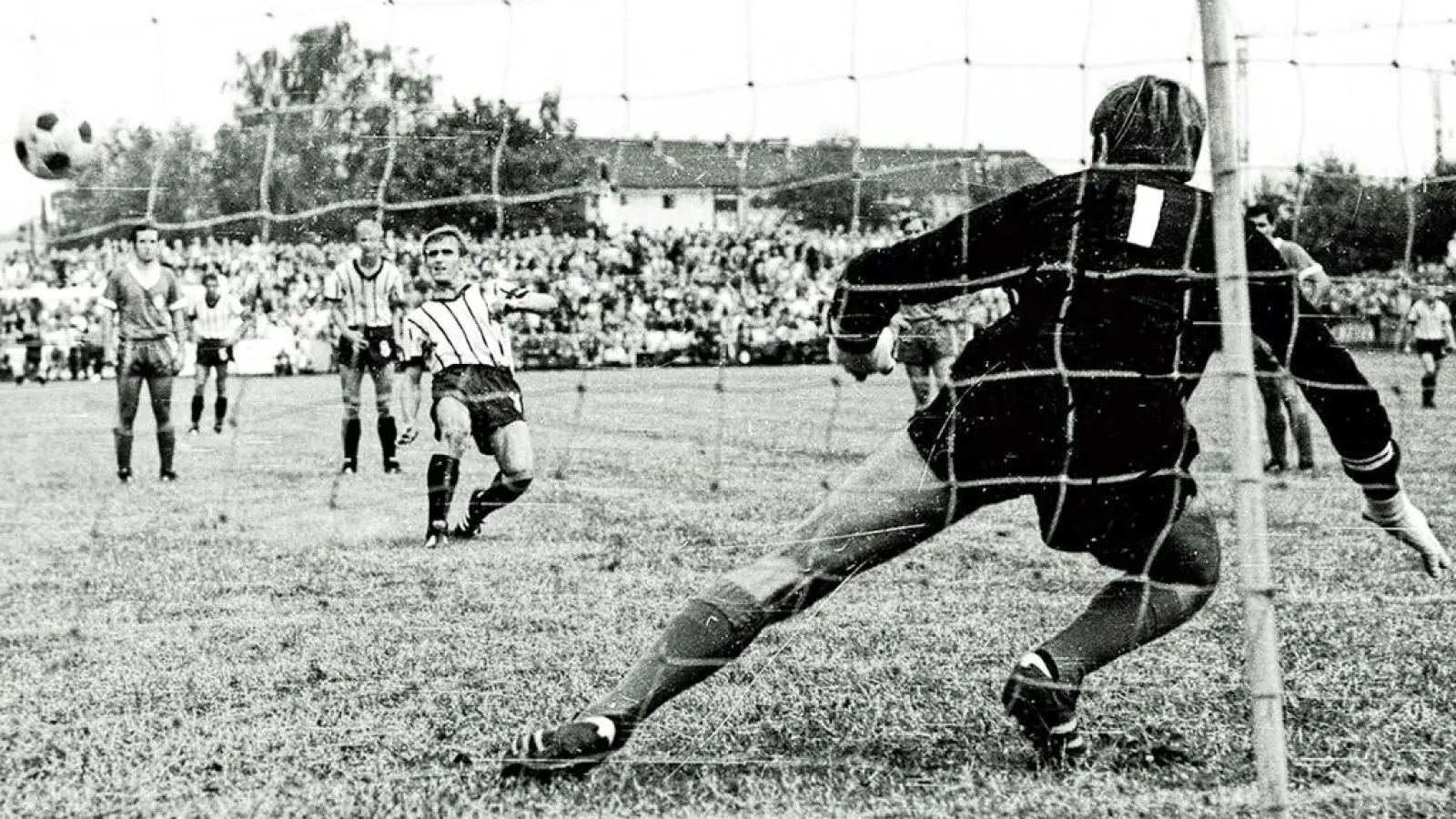 Ein verwandelter Elfmeter von Manfred Größler zum 1:0 gegen die Stuttgarter Kickers war am 17. August 1969 das erste Regionalliga-Tor in der Altstädter Historie. (Foto: Klaus Peter Volke)