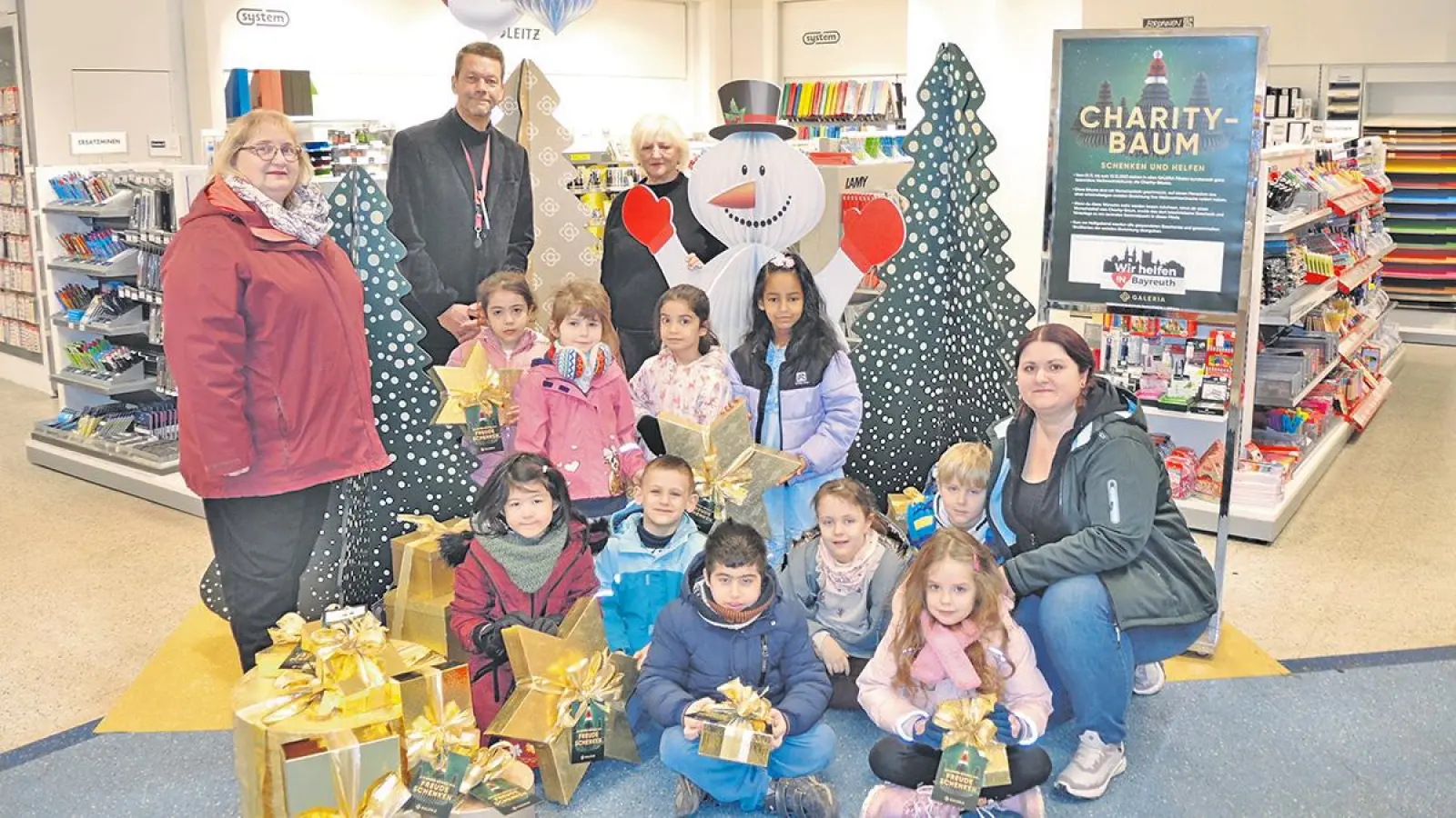 V.l.: Kindergartenleiterin Karin Geier, Galeria-Geschäftsführer Jochen Keller, 1. Vorsitzende „Wir helfen in Bayreuth“ Gabriele Munzert und Erzieherin Bianca Speckner mit einem Teil der Kinder. (Foto: Wolfgang Munzert)