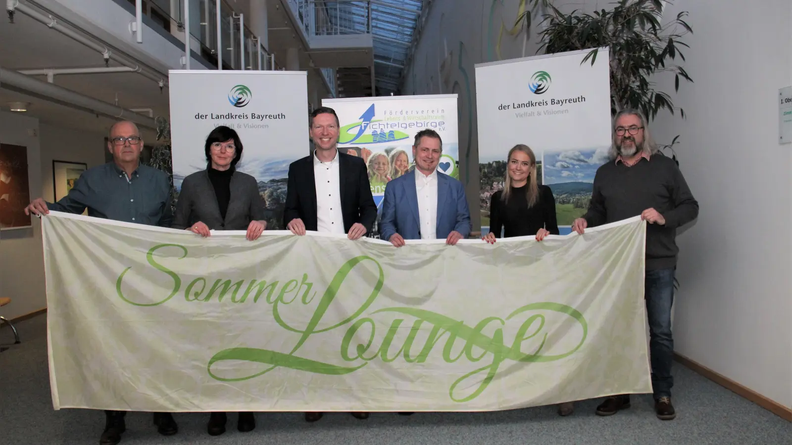 Landrat Florian Wiedemann und sein Team freuen sich auf die Sommerlounge in Goldkronach. (Foto: red)