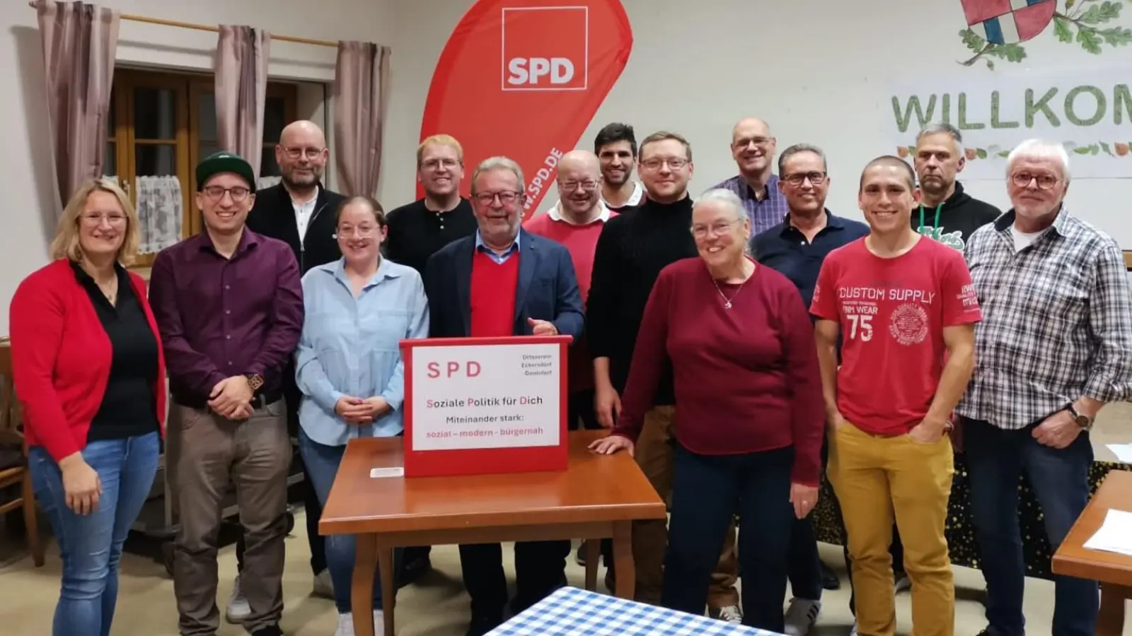 Sie kandidieren unter anderem auf der Liste der Eckersdorfer SPD für den Gemeinderat. Am Rednerpult 2. Bürgermeister und Ortsvereinsvorsitzender Manfred Präcklein.  (Foto: SPD Eckersdorf)