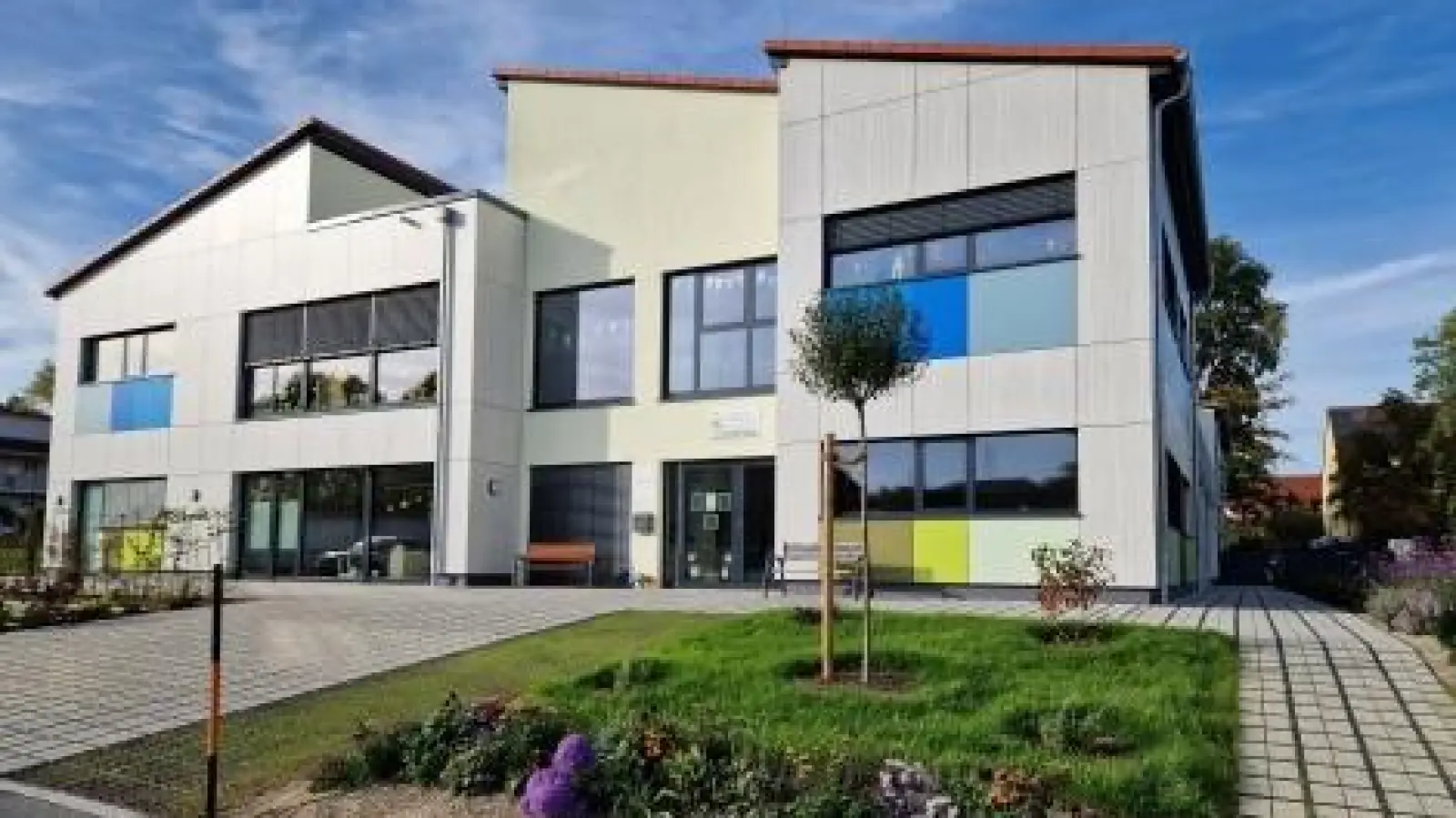 Komplett ohne Schulden gebaut: die KITA Brunnenwiese. Für das Projekt erwartet die Gemeinde noch 455.000 Euro Förderung vom Freistaat.  (Foto: red)