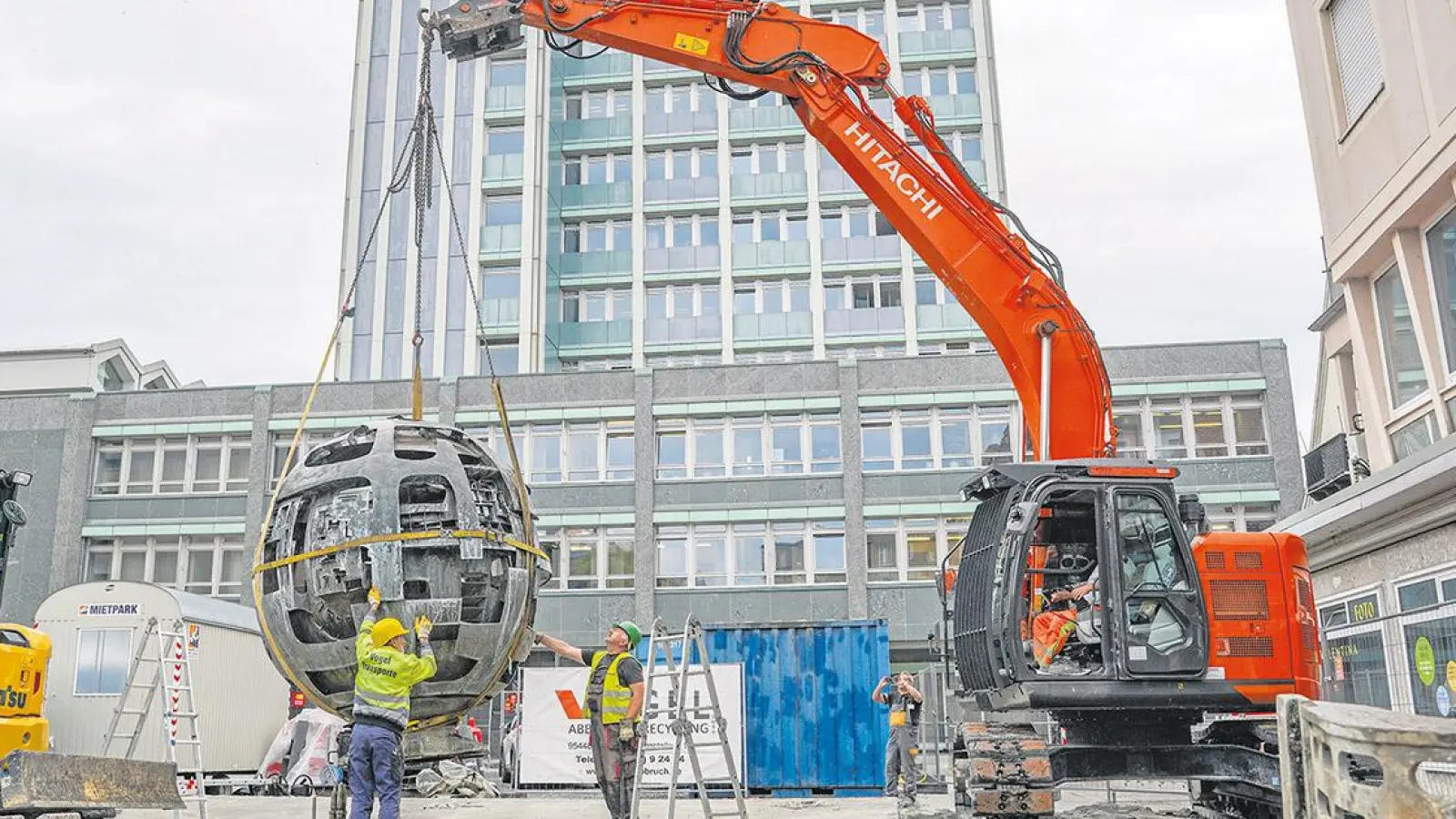 Lokalnachrichten: Da schwebte der Kugelbrunnen (Foto: Stefan Dörfler)