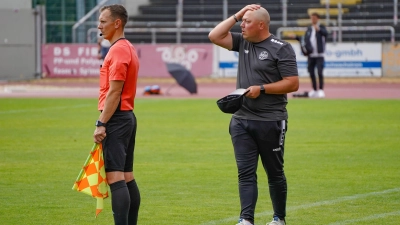 Am Donnerstag, 18. Juni, bittet SpVgg-Cheftrainer Lukas Kling (rechts) sein Team zum Trainingsauftakt für die Regionalliga-Saison 2026/27 auf den Platz des PosT-SV Bayreuth. (Foto: Archiv/Stefan Dörfler)