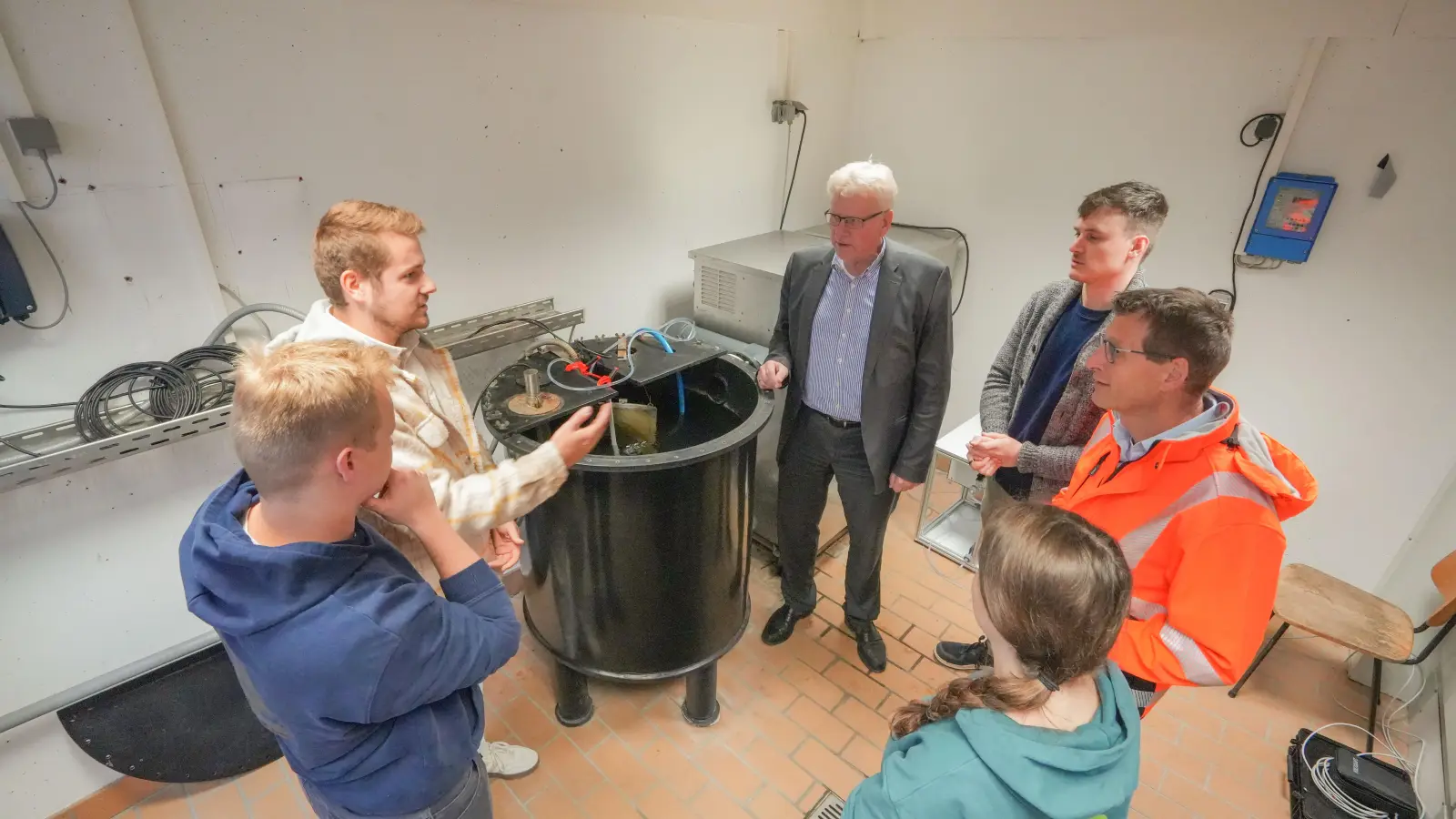 Die Gründer des Bayreuther Start-ups ZAITRUS sowie Klärwerksleiter Lothar Ziegler stellten Oberbürgermeister Thomas Ebersberger die neue Messmethode für Mikroplastik im Abwasser vor. (Foto: Stadt Bayreuth)