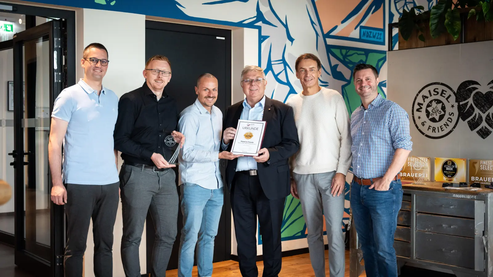 Präsident der BVMID Kajetan Brandstätter (4. v.l.) kam extra von München angereist, um die Auszeichnung persönlich zu überreichen an: Sebastian Wenk (Geschäftsführer Liebesbier Urban Art Hotel), Olaf Bloem (Geschäftsführer Liebesbier Restaurant &amp; Bar), Matthias Vogel (Leiter Personal Maisel &amp; Friends), Jeff Maisel (Inhaber) und Michael Feuerstein (Geschäftsführer Bayreuther Bier-Erlebniswelt GmbH). (Foto: Maisel )