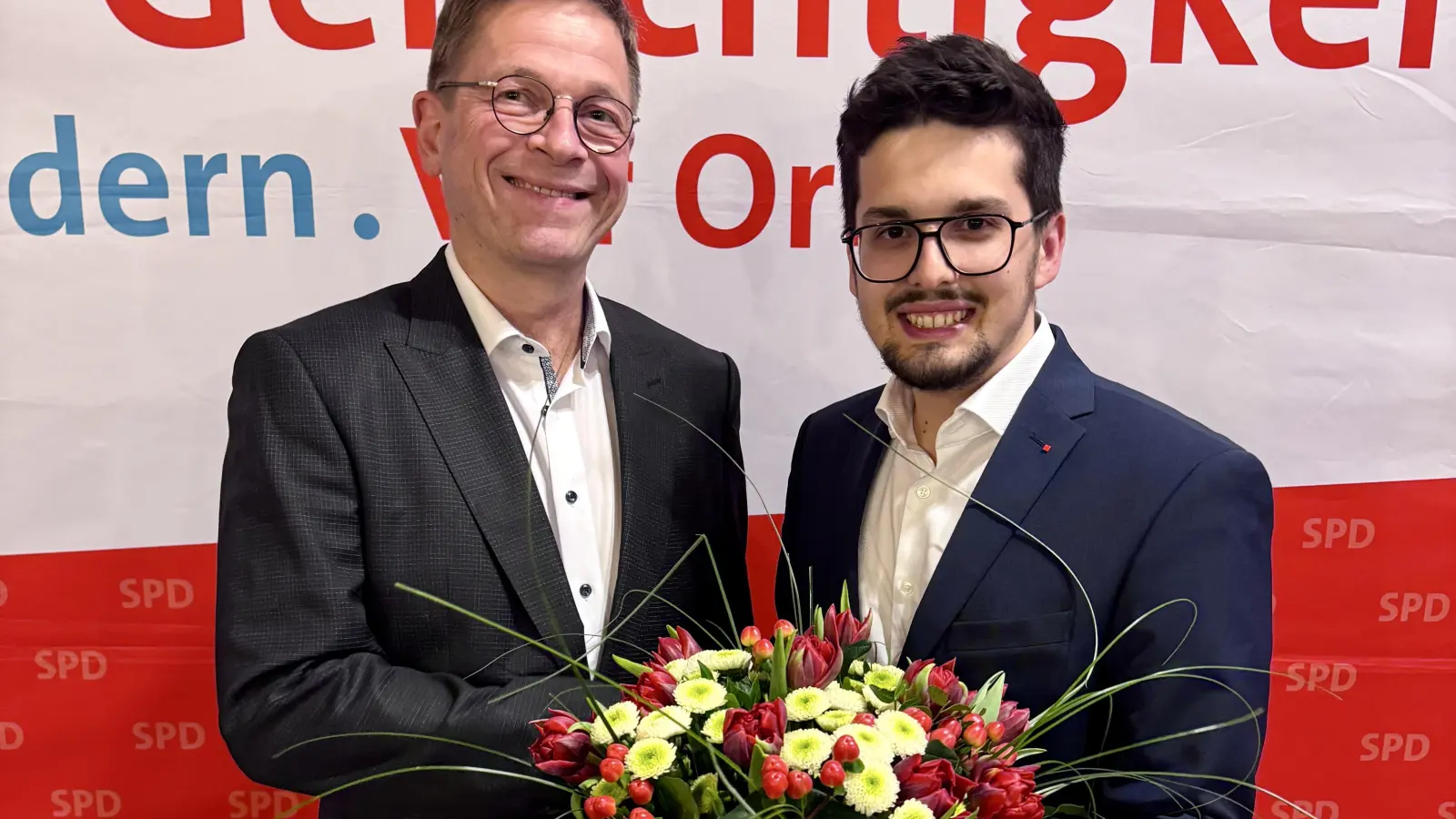 Der scheidende Stadtverbandsvorsitzende Tobias Schmidmeier (rechts) gratuliert seinem Nachfolger Jörg Reutershan (links) (Foto: SPD Bayreuth)