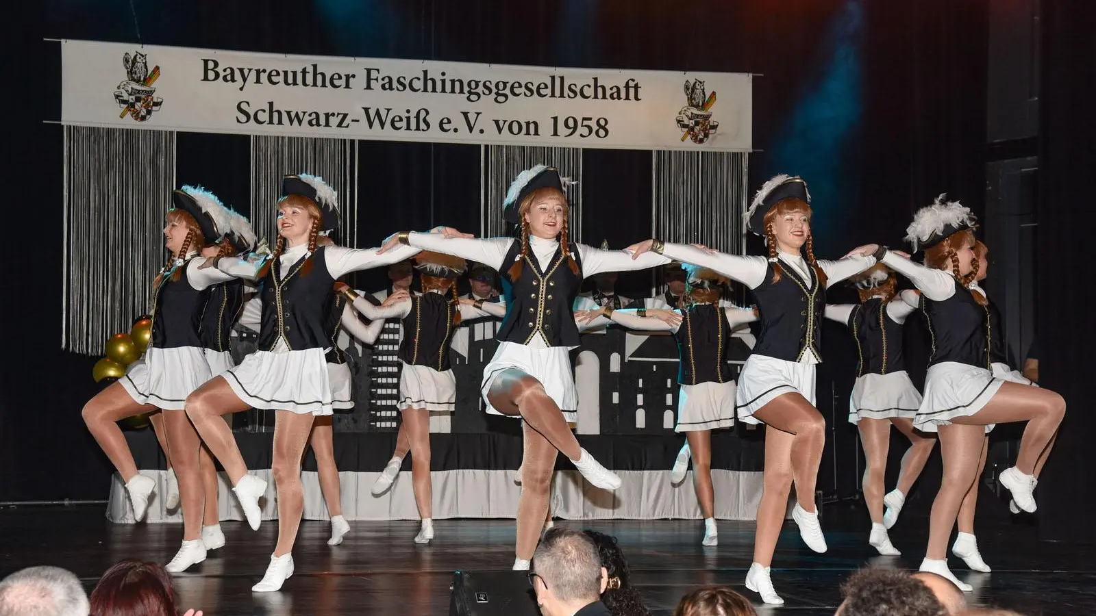 Die Galaprunksitzung der Faschingsgesellschaft Schwarz Weiß Bayreuth am 27. Januar.  (Foto: Stefan Dörfler )