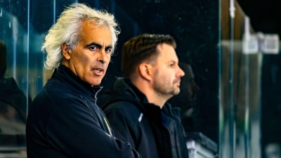 Headcoach Larry Suarez (links) und sein Co-Trainer Marco Ludwig mussten in Deggendorf mit den onesto Tigers die erste Saisonniederlage in der Oberliga Süd quittieren. (Foto: Dirk Ellmer)