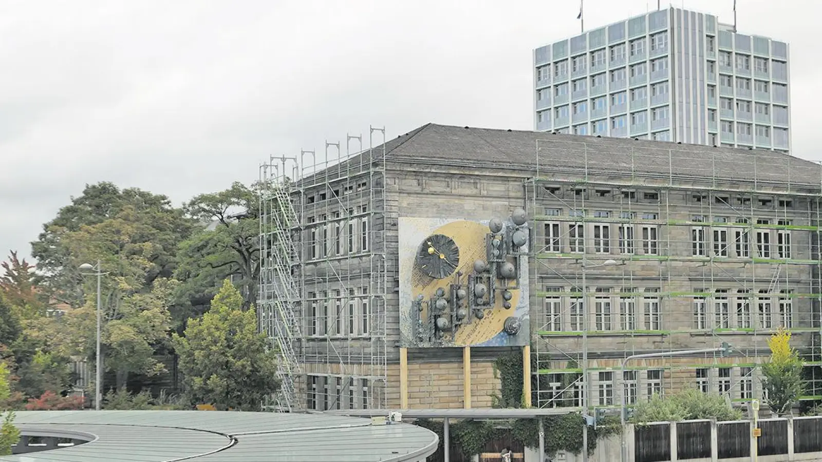 Große Dachflächen, wie auf unserem Bild das ZOH-Rondell, die  Graserschule oder das  Rathaus könnten sich gut für Photovoltaik-Anlagen eignen. CSU-Stadtrat Christian Wedlich fordert im Rahmen eines Antrages seiner Fraktion an den Oberbürgermeister, eine Prüfung, wo Solaranlagen sinnvoll sind. Ist der Eigenverbrauch hoch, amortisieren sich die Anlagen in der Regel innerhalb weniger Jahre. (Foto: Munzert)