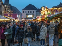 Nikolaus und Christkind besuchten den Bayreuther Christkindlesmarkt.  (Foto: sd)