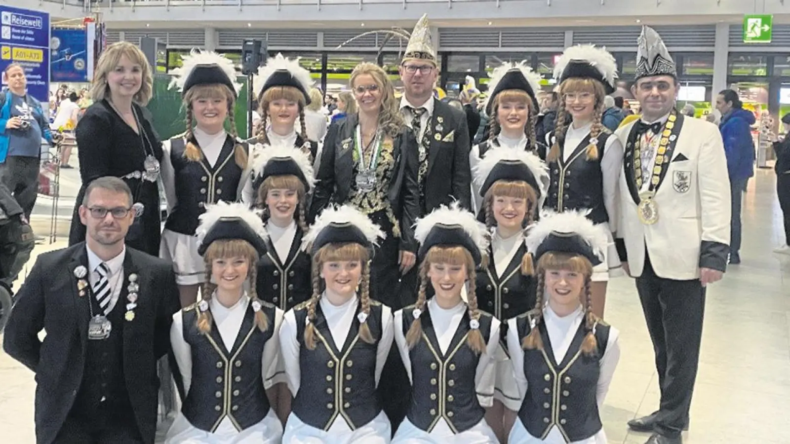 Das Bayreuther Prinzenpaar Bianca I. und Heiko I. und die Prinzengarde der FG Schwarz-Weiß waren beim Prinzenflug am Nürnberger Flughafen und genossen einen Blick auf die Stadt von oben. Die Nürnberger Luftflotte des Prinzen Karneval e.V. hatte verschiedene Faschingsgesellschaften eingeladen. (Foto: red)