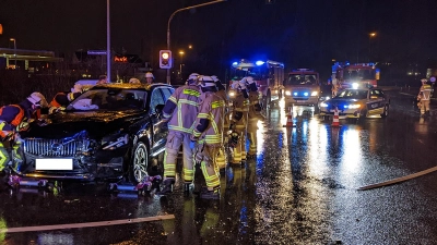 Die Christian-Ritter-von-Popp-Straße in Bayreuth am Mittwochabend (3. Januar): Einsatzkräfte am Unfallort. (Foto: Freiwillige Feuerwehr Bayreuth)