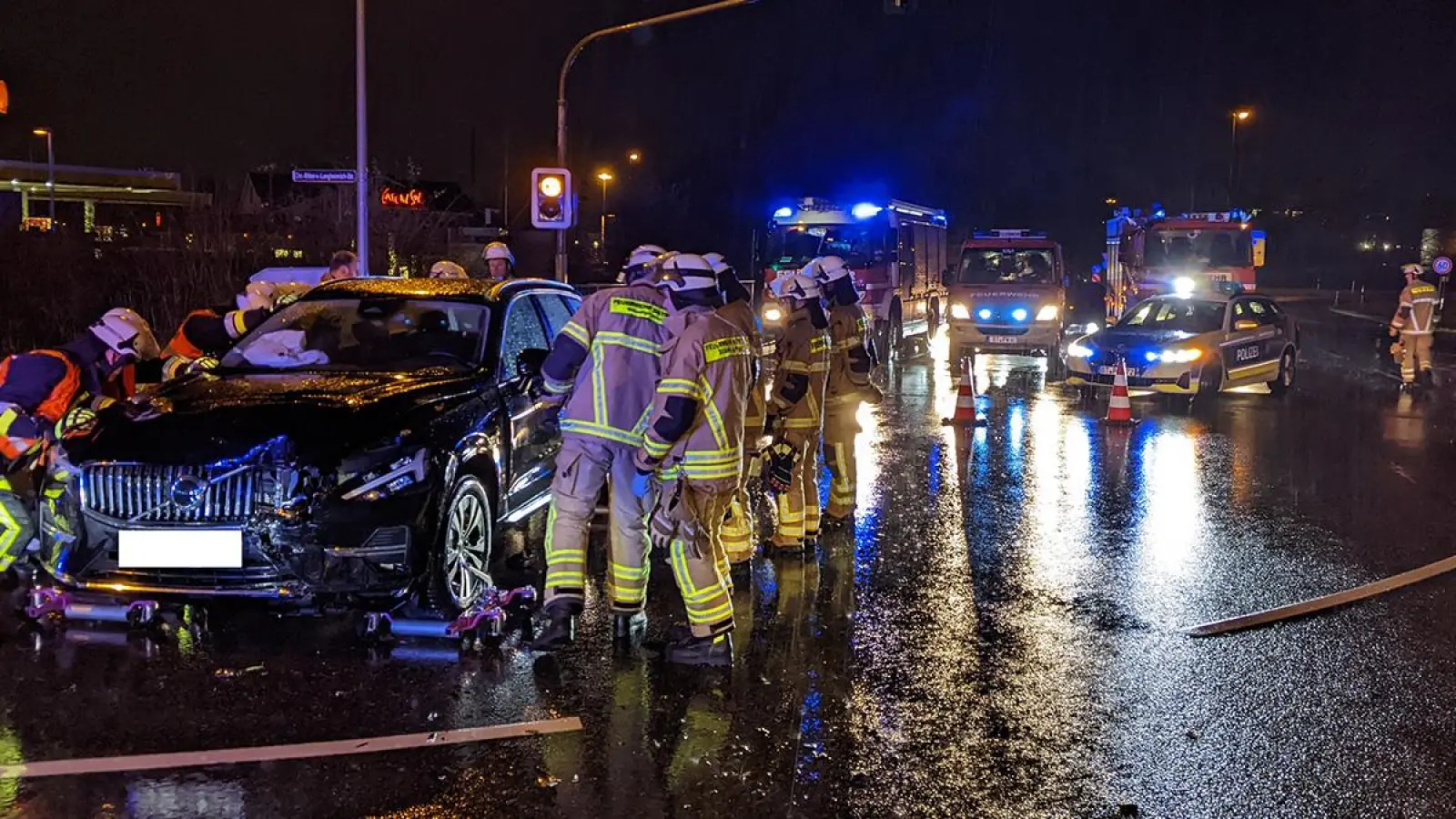 Die Christian-Ritter-von-Popp-Straße in Bayreuth am Mittwochabend (3. Januar): Einsatzkräfte am Unfallort. (Foto: Freiwillige Feuerwehr Bayreuth)