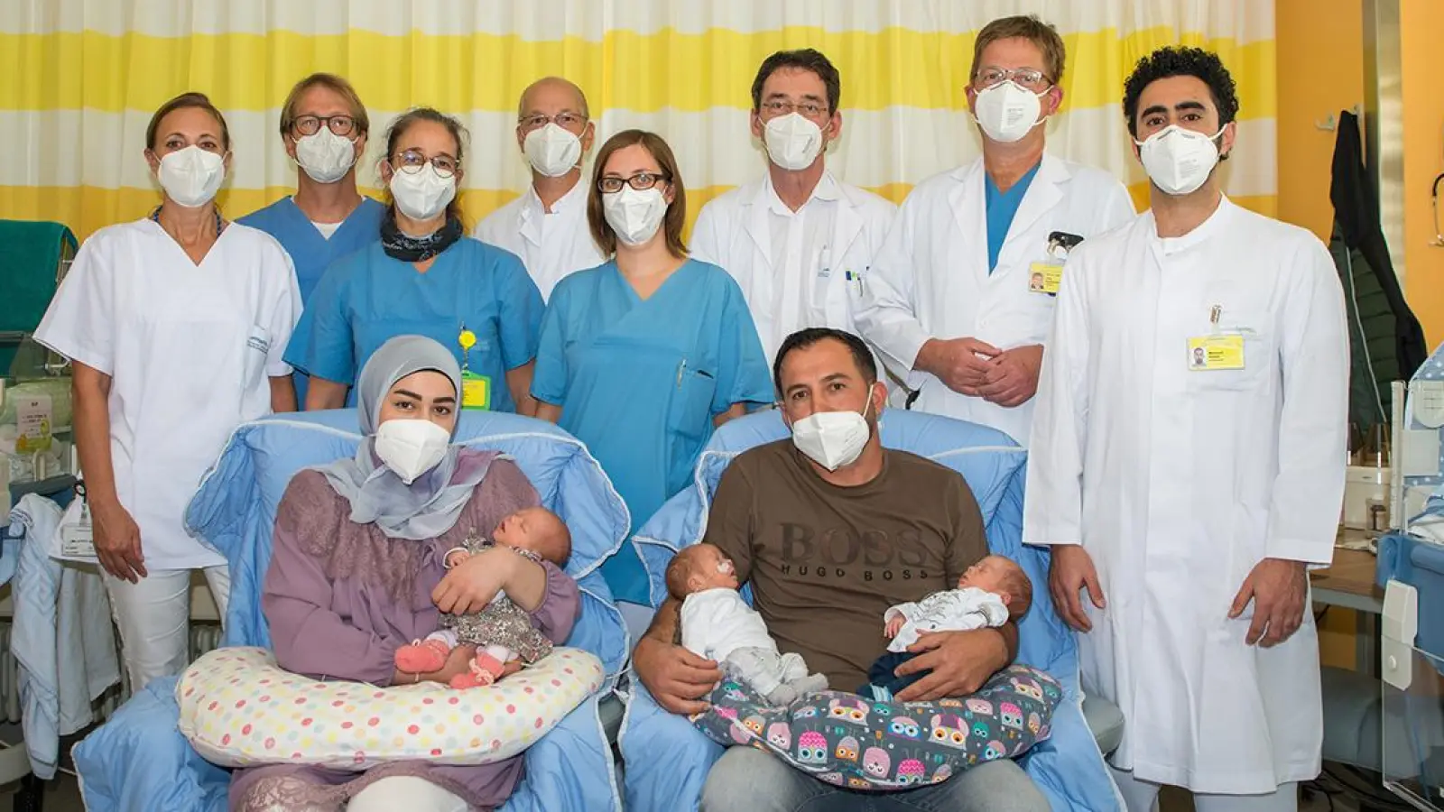 Großes Kino im Perinatalzentrum: In den Hauptrollen die Drillinge Abdullah, Hussein und Zeinab mit den Eltern Balhas Douha und Mohamad Al-Boustani. Beeindruckend war aber vor allem, was das Team hinter den Kulissen geleistet hat. Stellvertretend für das Engagement des gesamten Perinatalzentrums: Stephanie Rogler (Stationsleitung 44f ), die Oberärzte Dr. Winfried Rauch und Dr. Claudia Naase sowie Assistenzärztin Dr. Ulrike Reuter aus der Kinderklinik, die Klinikdirektoren Prof. Christoph Mundhenke, Prof. Thomas Rupprecht und Prof Jörg Reuthershan, stellvertretend für die Kooperation der Frauenklinik, der Kinderklinik und der Anästhesie, sowie Assistenzarzt Mohamed Ahmed, der die Familie als Dolmetscher unterstützt hat. (Foto: red)