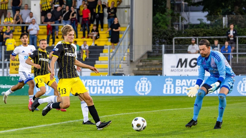 Offensivspieler Levi Kraus (Mitte, Trikotnummer 13, hier im Heimspiel gegen Viktoria Aschaffenburg) bleibt der SpVgg Bayreuth auch in der kommenden Saison erhalten. (Foto: Archiv/Dirk Ellmer)
