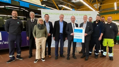 Eine zwei Millionen schwere Förderung für einen Elektrolyseur. Der bayerische Wirtschaftsminister Hubert Aiwanger hat am Mittwoch Stadtwerke-Chef Jürgen Bayer (beide Mitte) die Förderurkunde übergeben. (Foto: Lenkeit)