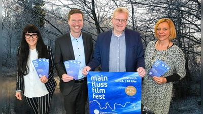 Oberbürgermeister Thomas Ebersberger, Landrat Florian Wiedemann und die Projektverantwortlichen des Regionalmanagements Bayreuth, Monika Pellkofer (links im Bild) und Eva Rundholz (rechts im Bild) stellen das Programm zum Wassermonat März und zum Main FlussFilmFest 2026 vor. (Foto: Stadt Bayreuth)